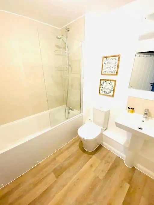 Beautiful, Brand New Apartment! Cheltenham United Kingdom